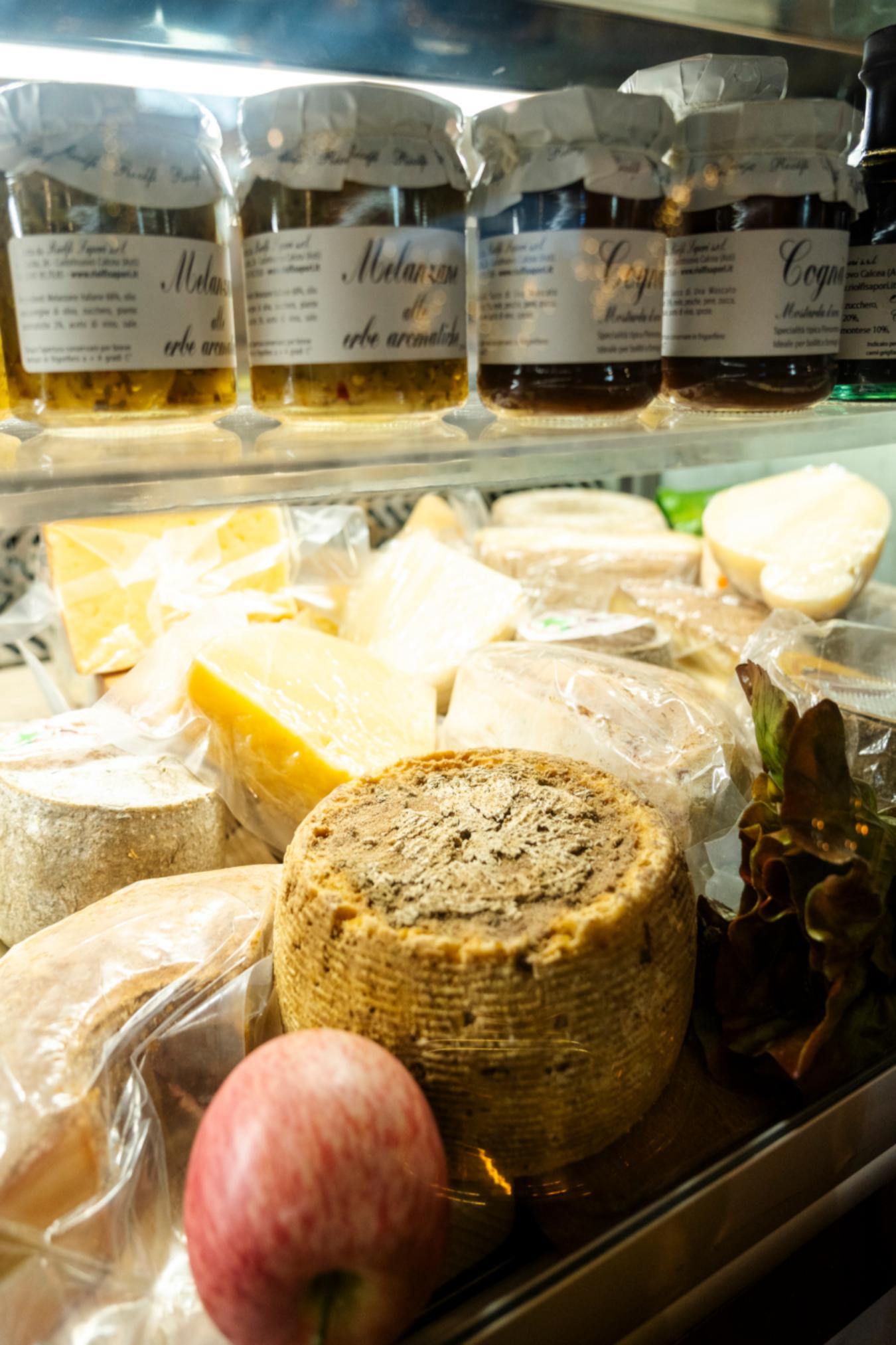 Formaggi_banco_gastronomia