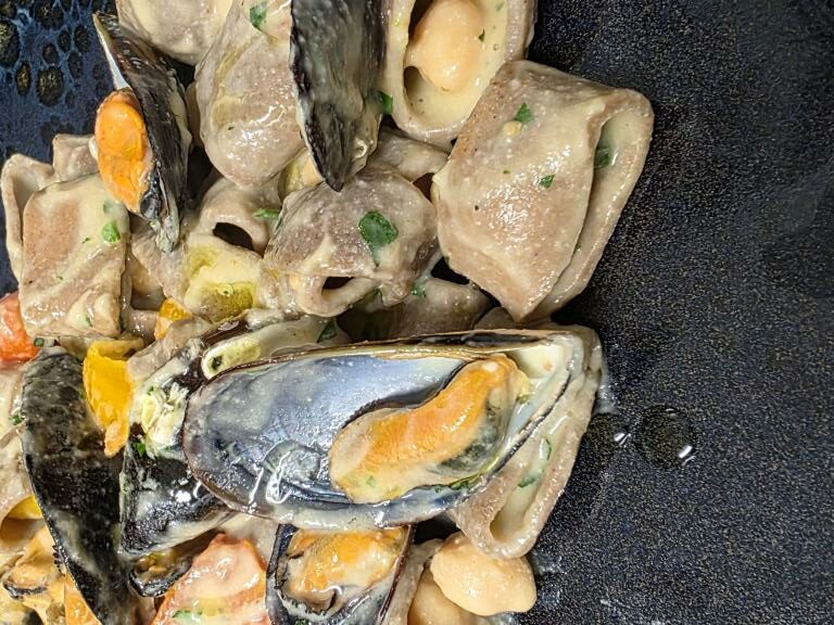 La calamarata con cozze e ceci